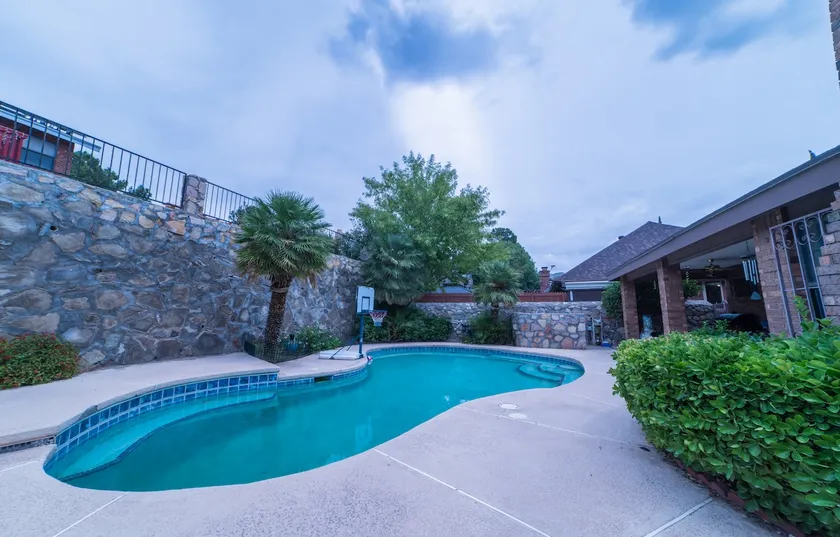 Beautiful, Pool Home, 4BR Prime Spot - Image 1