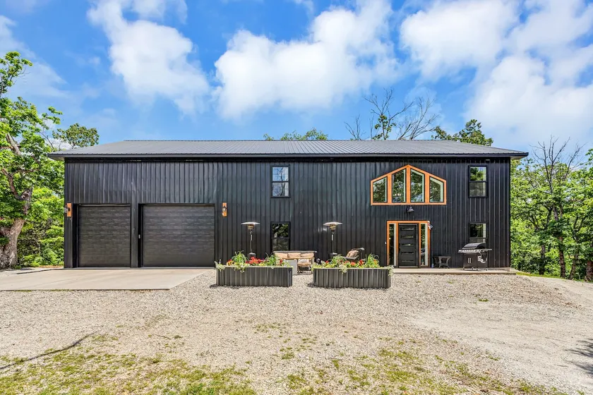 5BR/4BA Barndominium Near SDC, Branson, Table Rock - Image 1