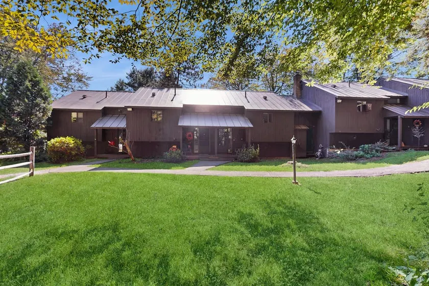 2BR condo w/ balcony, river view, woodstove, w/d - Image 1