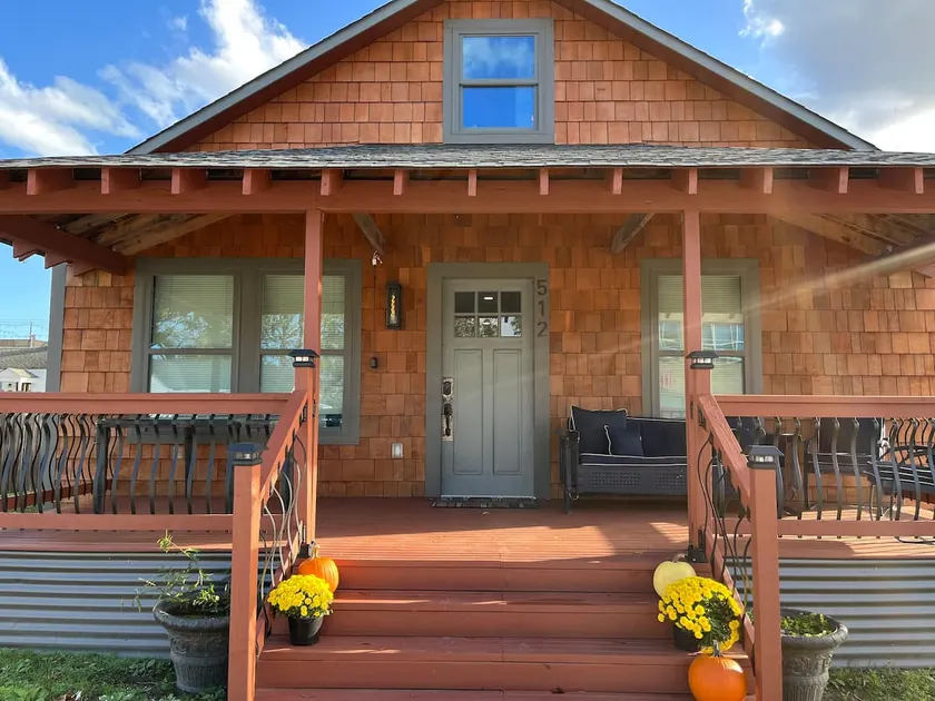 The Breakaway Cottage w Steam Room and Loft - Image 1