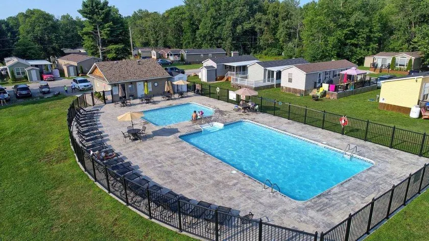 Muskoka Family Getaway -Pool Beach Kayaks Sleeps 6 - Image 1