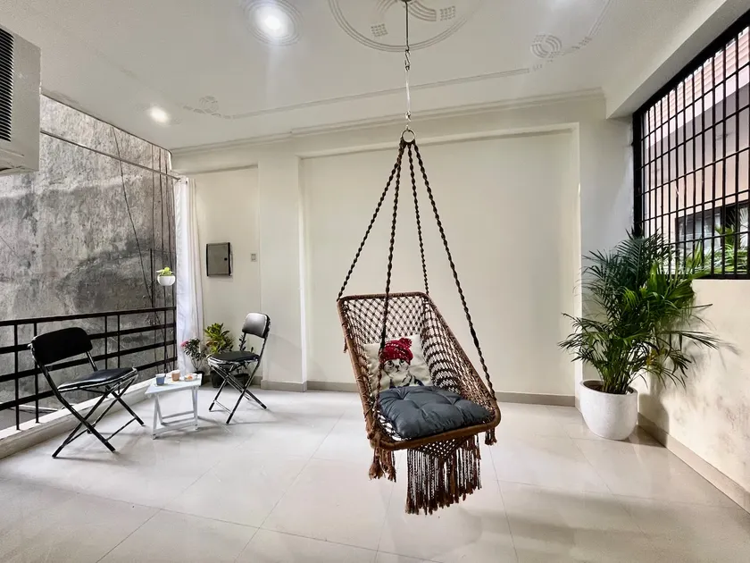 Cozy 2 BHK nest| kitchen| big balcony| Nr Airport - Image 1