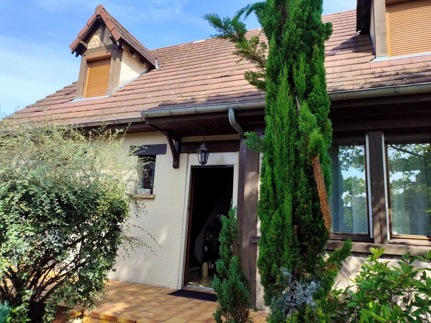 Spacious family home with garden and garage - Image 1