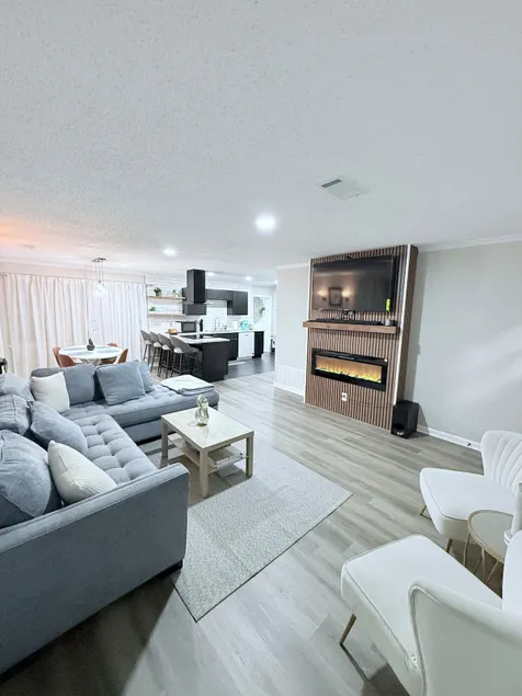 Modern Home in East Memphis~Sunroom~NO clean fees! - Image 1