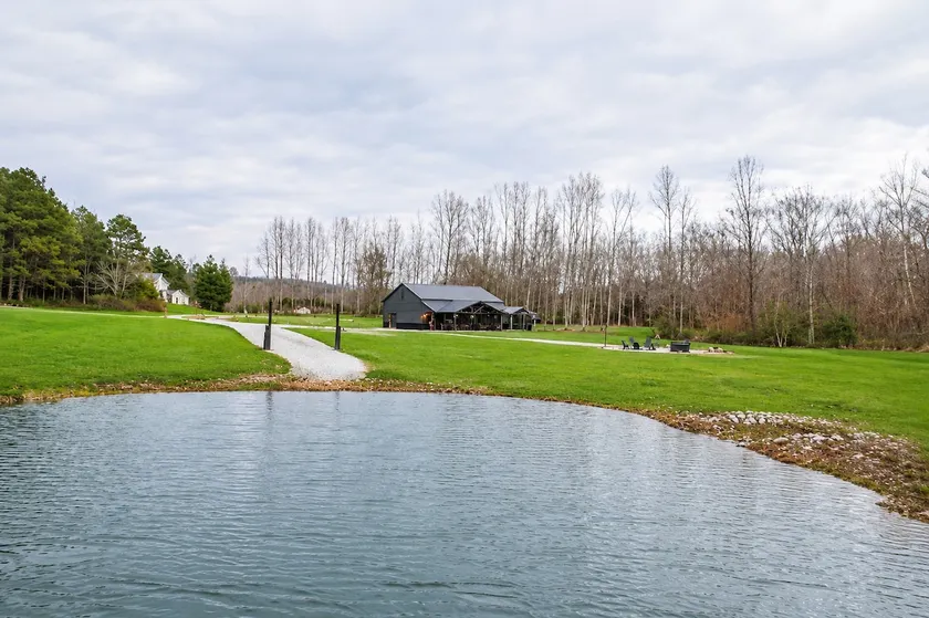 Private Lake Getaway | Sleeps 14 | Firepit - Image 1
