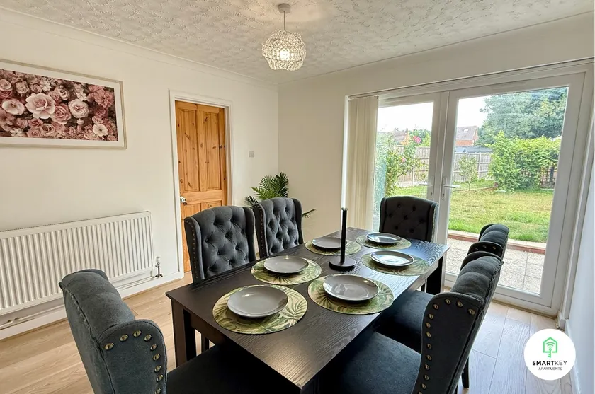 4 Bedroom spacious home with parking sleeps 9 - Image 1