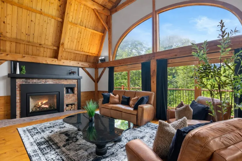 Artisan Timber Retreat w/ Unique Touches|Hot tub - Image 1