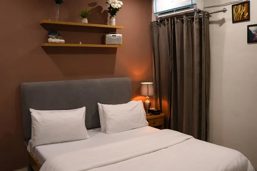 30% Off! Modern 1BR in Islamabad Near DHA & Bahria - Image 1