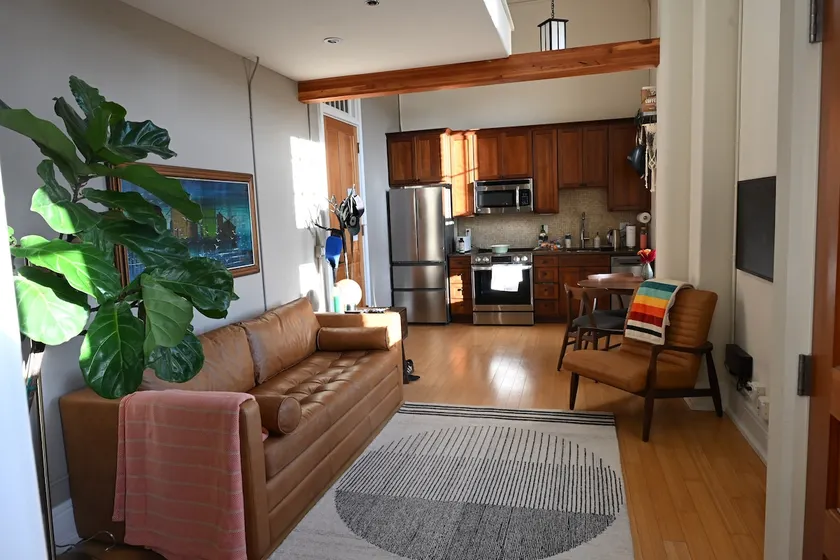 Sunlit Historic Loft - Walk to Dining, Shop & Bay - Image 1
