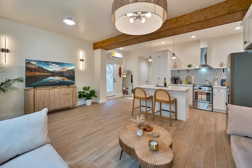 Modern home perfect for working professionals - Image 1