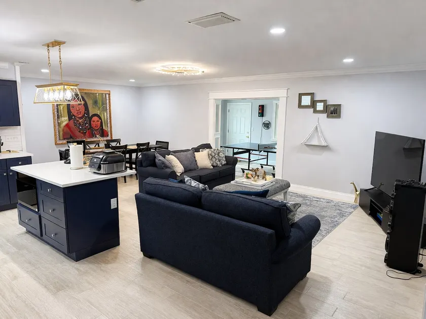 Modern 2BR Retreat Near Beaches & Tampa - Image 1