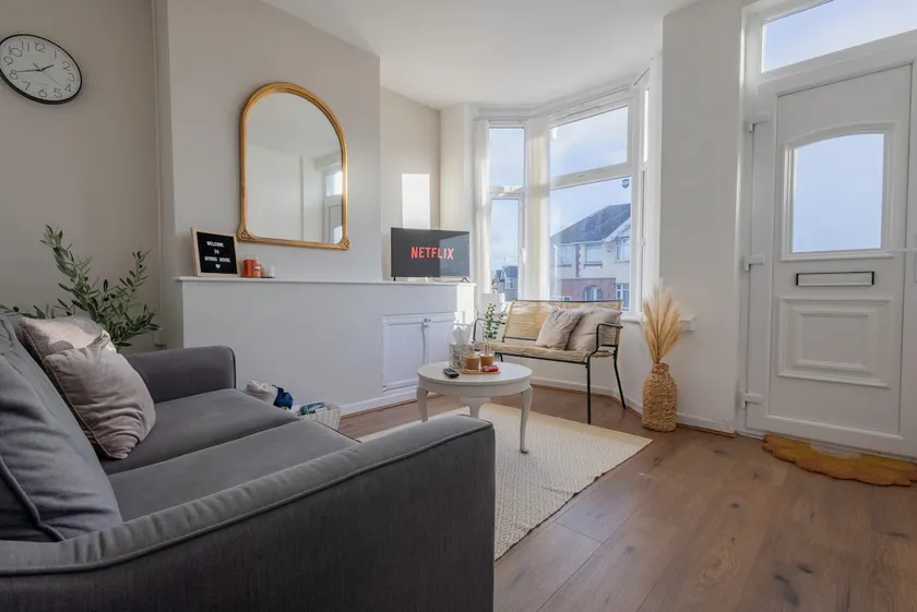 Stylish 2 Bedroom House | Central | Free Parking - Image 1