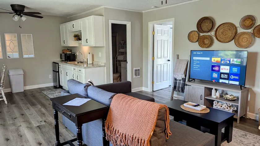 Clean & Quiet Carriage House - 10 Min to Airport - Image 1