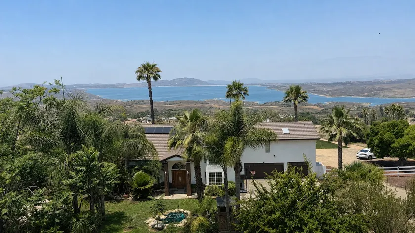 Private Hilltop Estate W Panoramic Views. Pets OK - Image 1