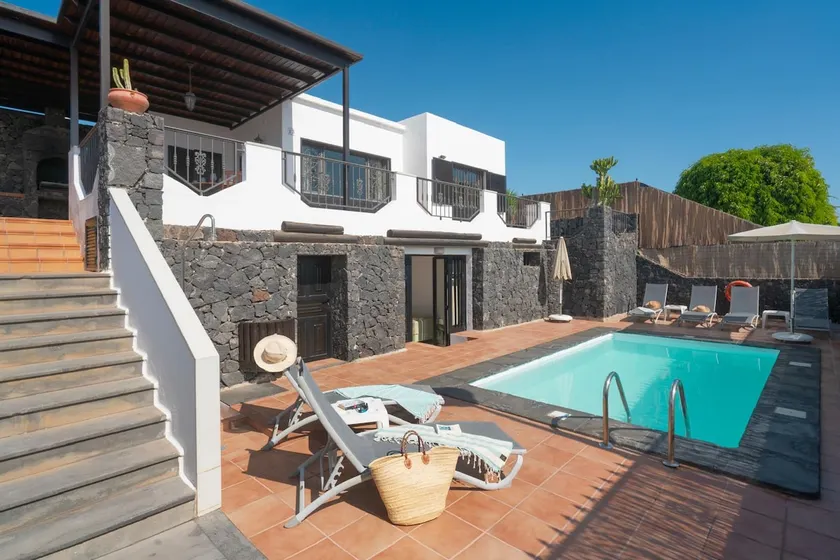 3 bedroom Villa Venus Jupiter and Neptune with private heated pool - Image 1
