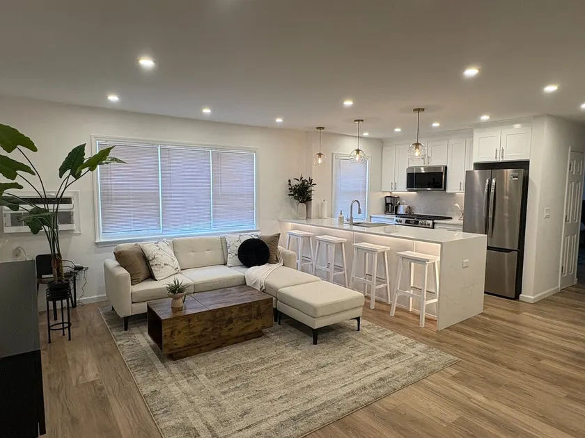 Luxury Apt w/ Ambient Lighting & Designer Comfort - Image 1