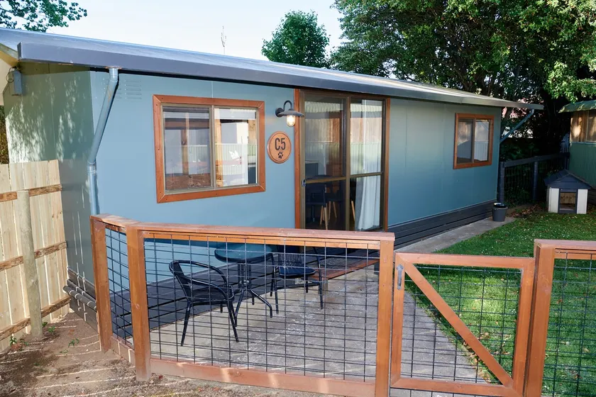Modern Dog Friendly - 2 Bedroom Cabin (sleeps 4) - Image 1