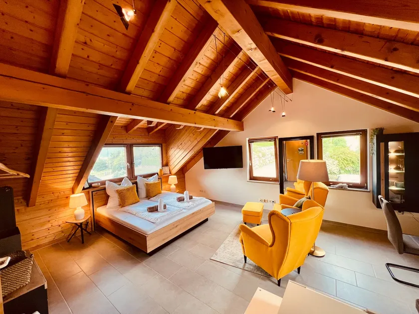 Studio with king size bed + private parking - Image 1