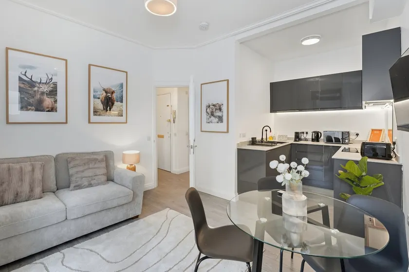 Stylish 1 Bed Edinburgh City Centre Apartment - Image 1