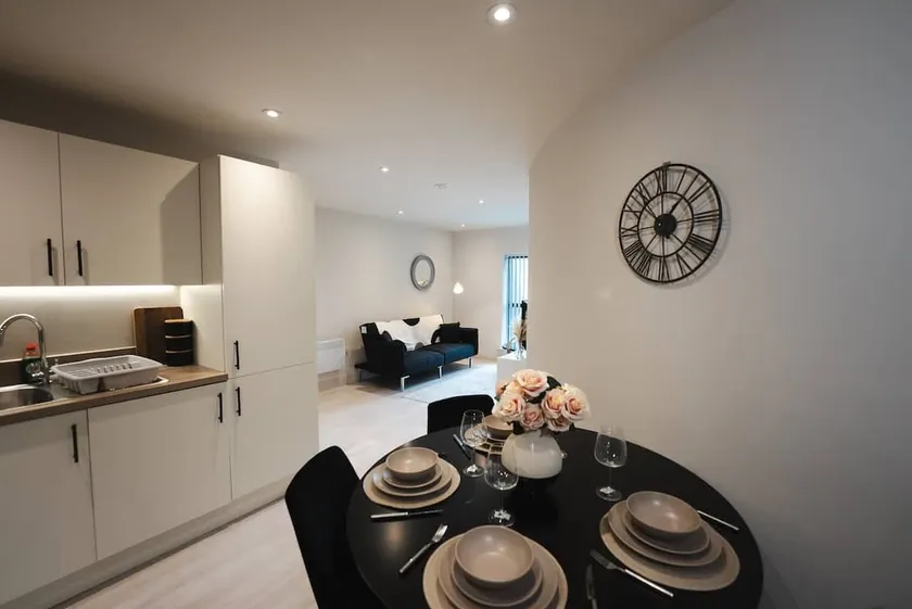 Modern Leeds City Flat | Fast WiFi + Workspace - Image 1