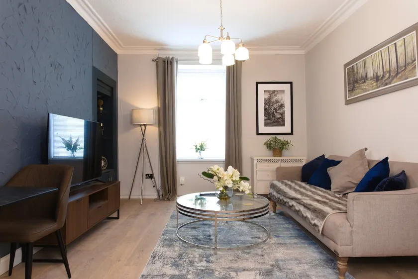 Cosy 1-Bedroom Flat, Walk to Beaches - Image 1