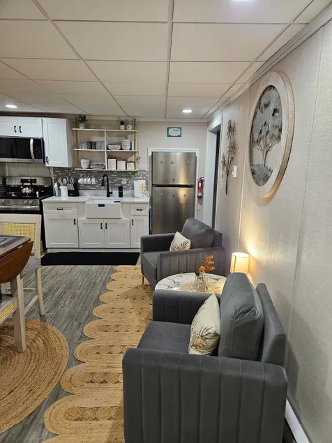 Stylish & Modern Touches Move-In-Ready - Image 1