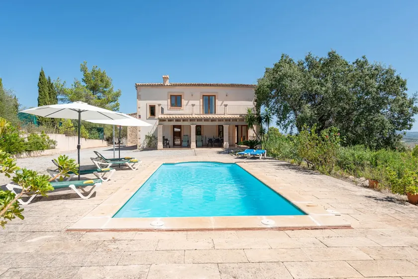 Relaxing Countryside Retreat with Pool & Panoramas - Image 1