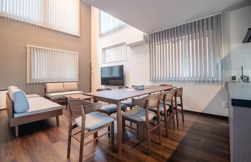 Entire villa in Maruyama, Sapporo | Sleeps 13 · Spacious and comfortable · 4 bedrooms · Parking available · Ideal for families and groups - Image 1