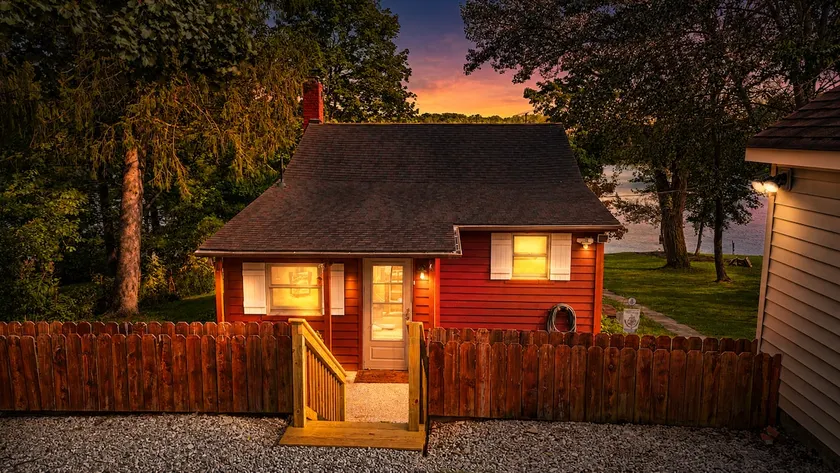 Lakeside Cottage with Views and Charm - Image 1