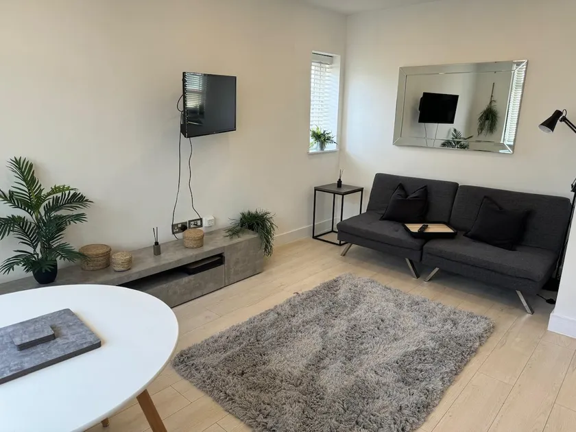 Hadleigh Hideout - Modern Apartment with Parking - Image 1