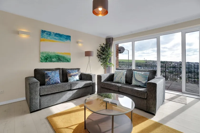 Saltdean Retreat + Private Parking - Image 1