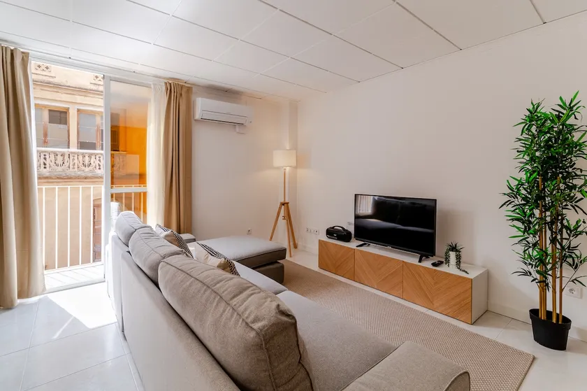 Centrally located, 2 double bedrooms, A/C • LC La Paz - Image 1