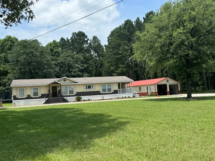 Spacious 3-Bedroom 2 bath Retreat on 1 Acre - Image 1