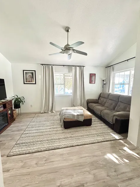 Fresh, Peaceful Home in Quaint Neighborhood. - Image 1