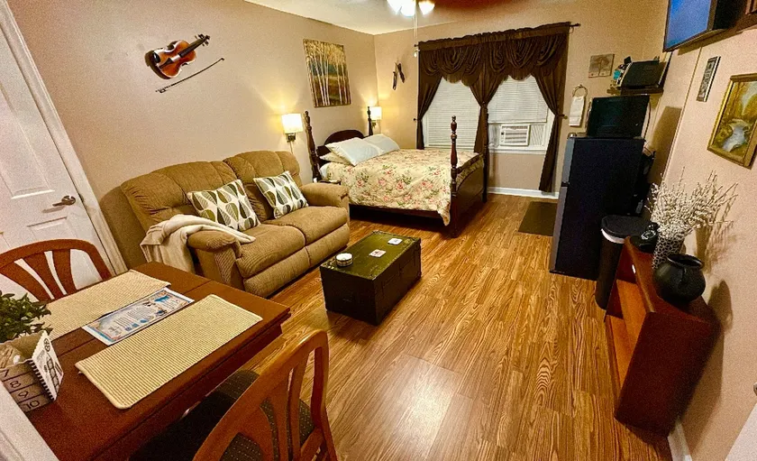 “Comforts of Home”. 2 Bed, 1 Bath. Newly renovated - Image 1