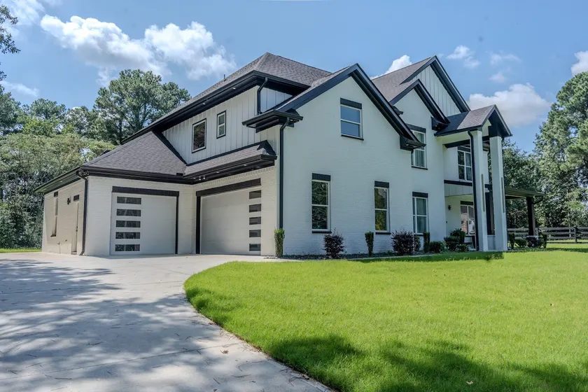 Stunning 4 bd Lux home offering comfort & style - Image 1