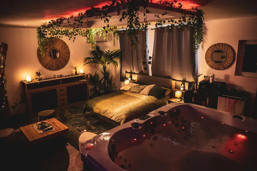 Secret Émeraude Suite: an elegant and peaceful space. - Image 1
