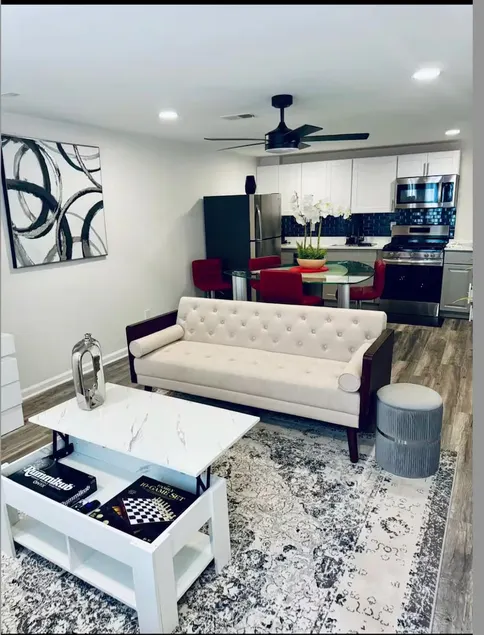 Modern Private Bungalow Near Six Flags - Image 1