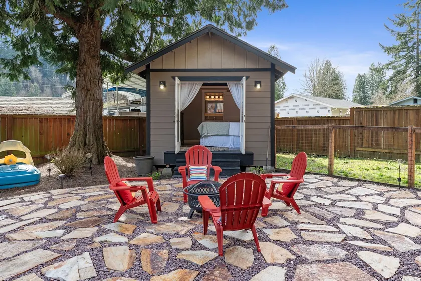 Cozy Bungalow W/ Lake Access | Near Mt. Rainier - Image 1