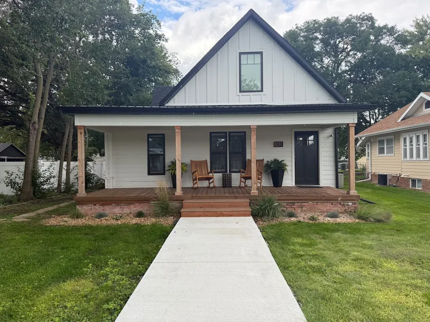 711 House - Image 1