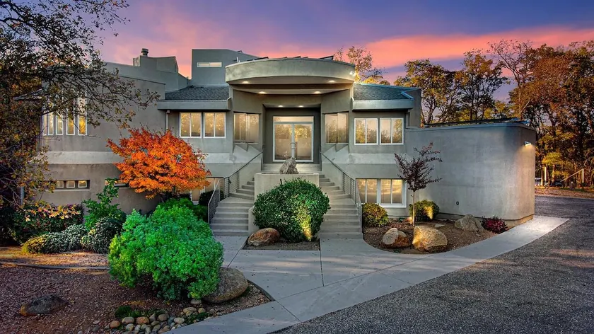 Gold Country Post-Modern Estate on Piper Hill - Image 1