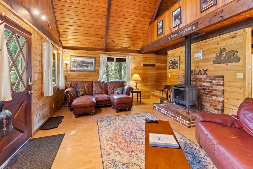 Rainier Vintage Retreat With Hot Tub-Fireplace-WiFi - Image 1