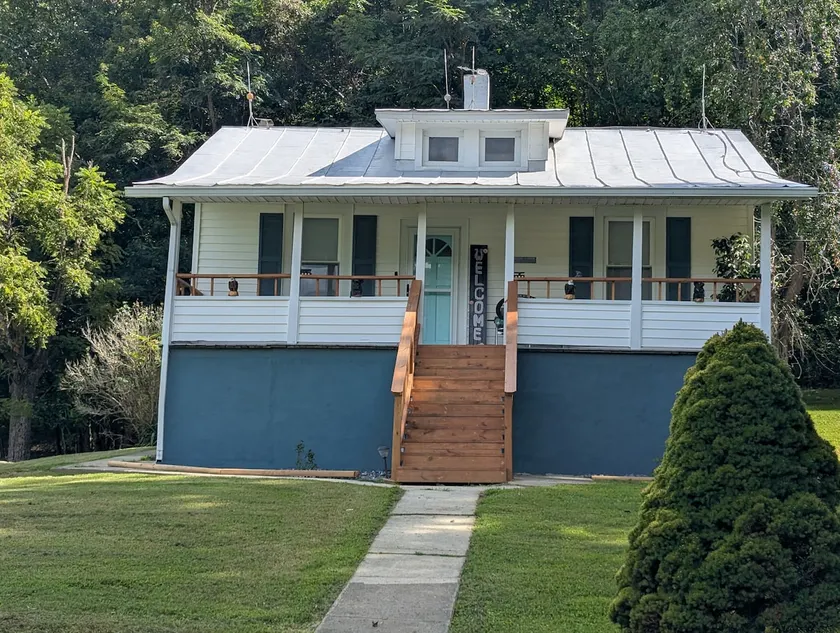 Private, close to Roanoke, Clifton, local owner, - Image 1