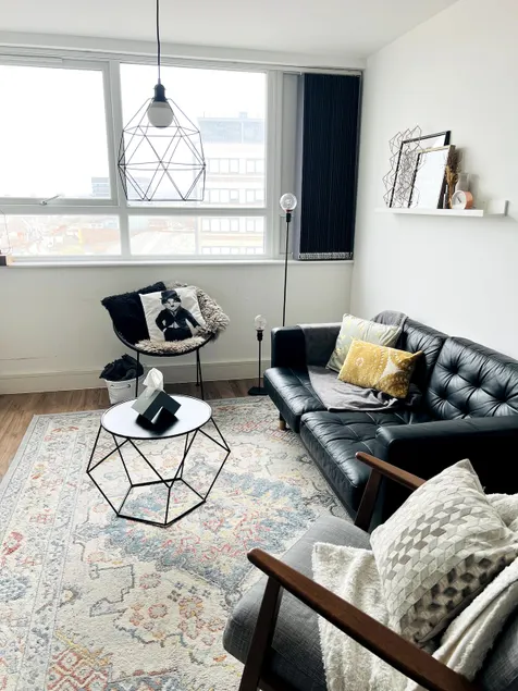 Modern 1-4 Sleeper Flat with Parking & Workspace - Image 1