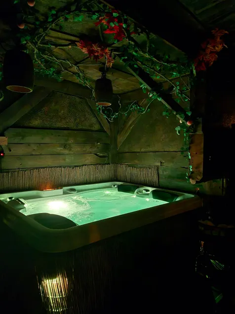 L'Auberge du Trône Romantique Médieval Jacuzzi - Image 1