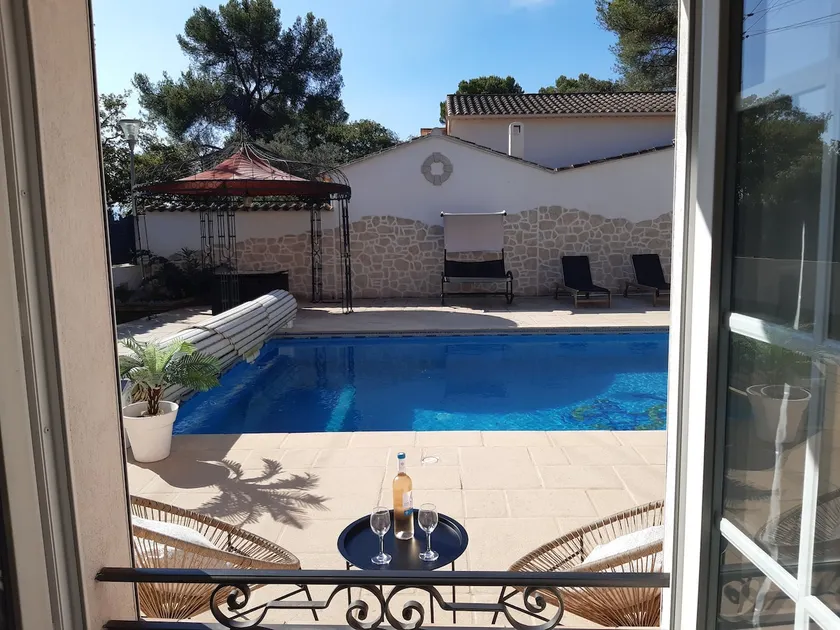 Independent suite in villa with beautiful swimming pool - Image 1