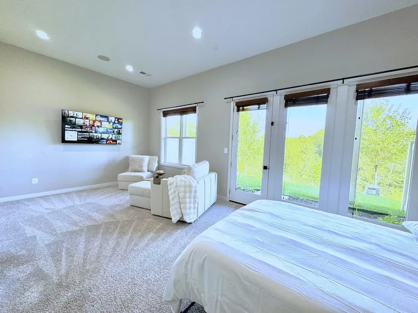 Private+Luxe Studio 1 BED+Full BTH, Prime Location - Image 1