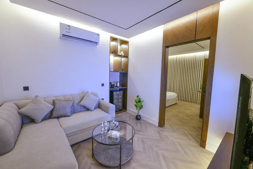 Spacious Luxury Bedroom - 7B2 - Image 1