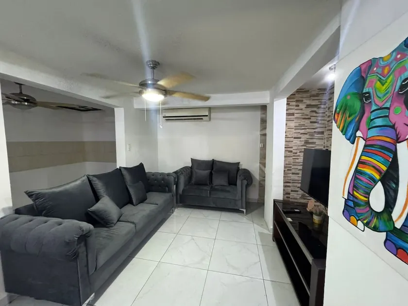 Spacious, well located near the mall - Image 1