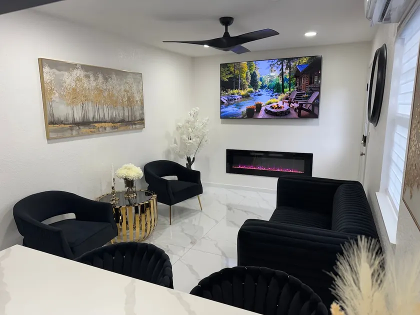 Luxury Home 5,2 miles Airport+Spa+King+Washer+WIFI - Image 1